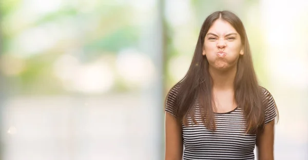 Jeune Belle Femme Hispanique Gonflant Les Joues Avec Visage Drôle — Photo