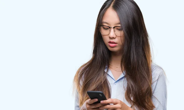 Jeune Asiatique Femme Textos Utilisant Smartphone Sur Fond Isolé Avec — Photo