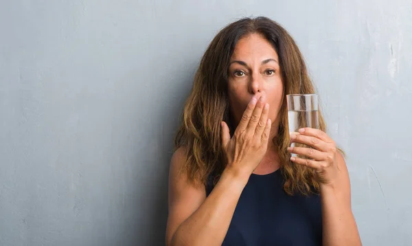 Mujer Hispana Mediana Edad Bebiendo Vaso Agua Cubre Boca Con — Foto de Stock