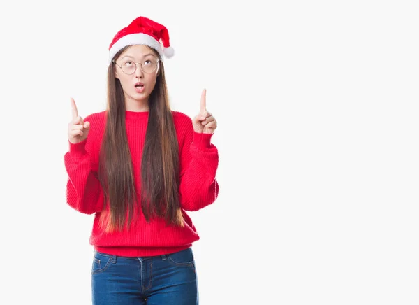 Giovane Donna Cinese Sfondo Isolato Indossando Cappello Natale Stupito Sorpreso — Foto Stock