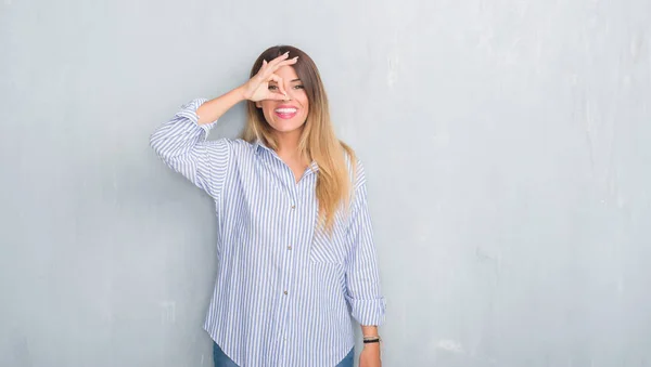 Jovem Mulher Adulta Sobre Parede Grunge Cinza Vestindo Roupas Negócios — Fotografia de Stock