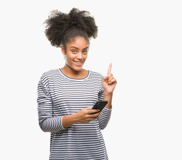 Jeune Femme Afro Américaine Textos Aide Smartphone Sur Fond Isolé — Photo
