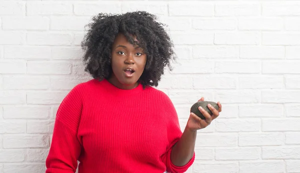 Jonge African American Vrouw Witte Bakstenen Muur Eten Van Avocado — Stockfoto