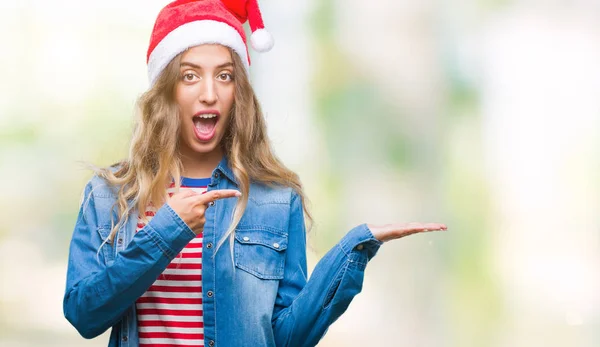 Красивая Молодая Блондинка Рождественской Шляпе Изолированном Фоне Удивлена Улыбается Камеру — стоковое фото
