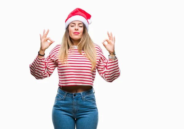 年轻美丽的妇女戴着圣诞节帽子在孤立的背景放松和微笑与眼睛关闭做冥想手势与手指 瑜伽概念 — 图库照片