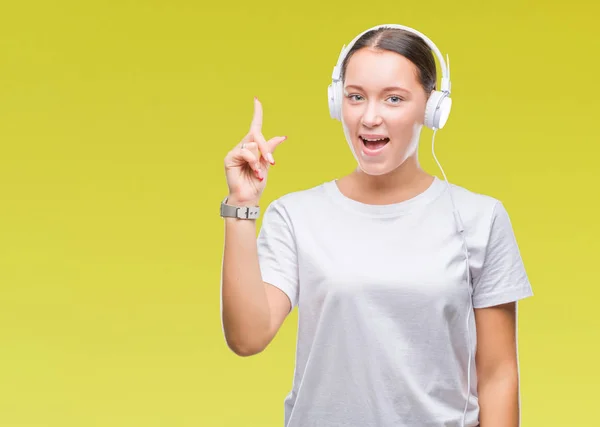 Joven Mujer Caucásica Escuchando Música Usando Auriculares Sobre Fondo Aislado —  Fotos de Stock