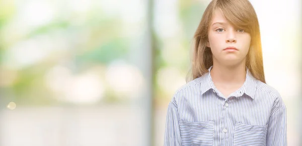 Giovane Bambino Bionda Indossa Camicia Blu Con Espressione Fiduciosa Sul — Foto Stock