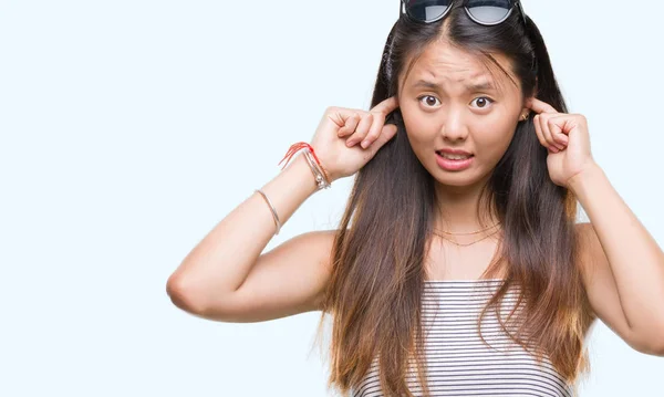 Mujer Asiática Joven Con Gafas Sol Sobre Fondo Aislado Cubriendo —  Fotos de Stock