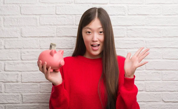 Young Chinese Woman Brick Wall Holding Piggy Bank Very Happy — Stock Photo, Image