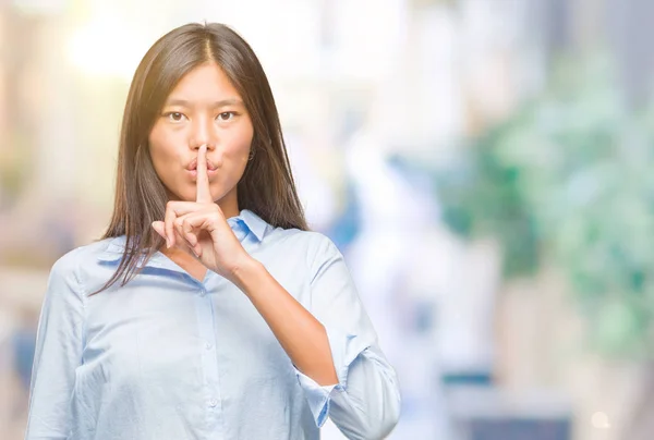 Joven Mujer Negocios Asiática Sobre Fondo Aislado Pidiendo Estar Tranquilo — Foto de Stock