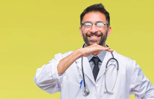 Médico Hispano Adulto Sobre Fondo Aislado Gesticulando Con Las Manos — Foto de Stock