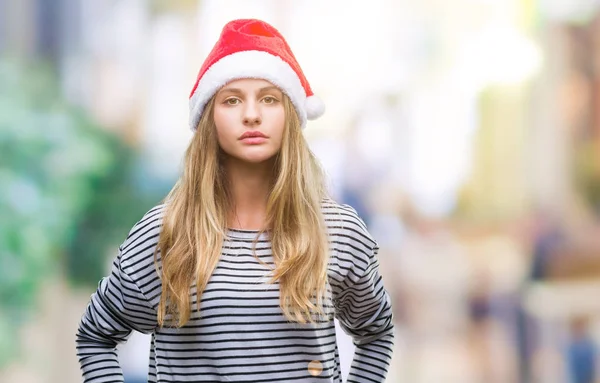 얼굴에 심각한 표정으로 크리스마스 모자를 스러운 카메라를 — 스톡 사진