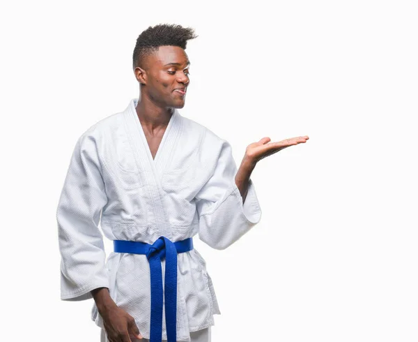 Unga Afroamerikanska Mannen Över Isolerade Bakgrunden Iklädd Kimono Leende Glada — Stockfoto