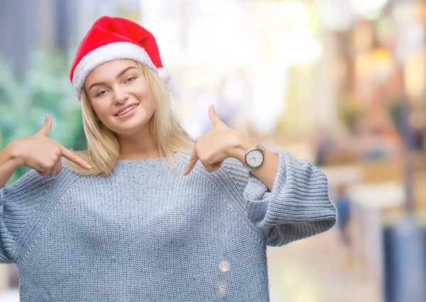 Mulher Caucasiana Jovem Usando Chapéu Natal Sobre Fundo Isolado Olhando — Fotografia de Stock