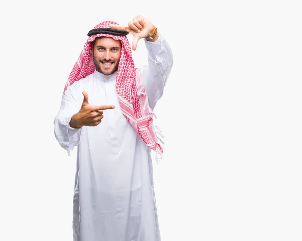 Junger Gutaussehender Mann Der Keffiyeh Über Isoliertem Hintergrund Trägt Und — Stockfoto