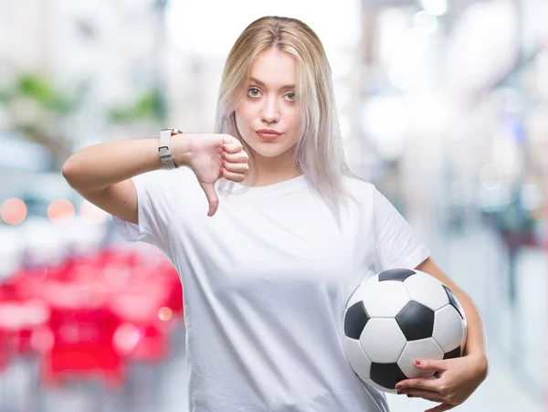 Молодая Блондинка Держит Футбольный Мяч Изолированном Фоне Сердитым Лицом Негативный — стоковое фото