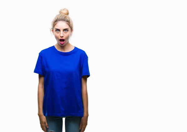 Mladá Krásná Blondýna Modré Oči Žena Nosí Modré Tričko Izolované — Stock fotografie
