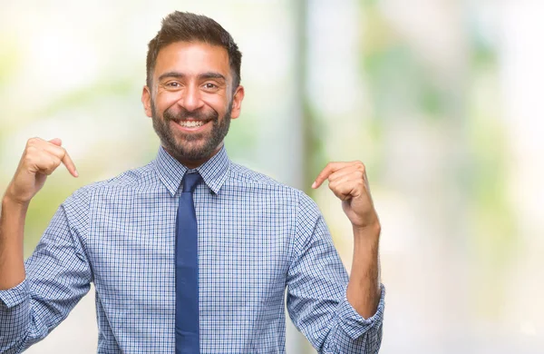 Erwachsener Hispanischer Geschäftsmann Mit Isoliertem Hintergrund Sieht Selbstbewusst Aus Mit — Stockfoto