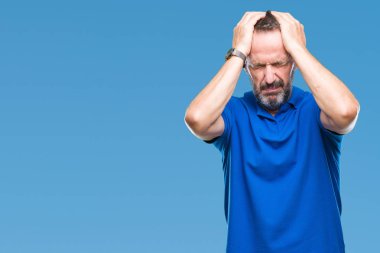 Orta yaş ağarmış komuta sizde çünkü umutsuz ve stresli baş ağrısı acı izole arka plan üzerinde ağrı ve migren. Ellerini kafasına.