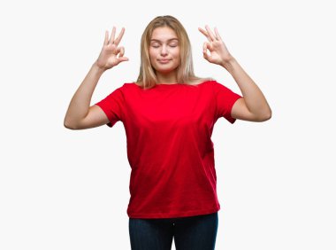 İzole arka plan üzerinde beyaz kadın dinlenmek ve gülümseyen gözlerle kapalı parmak jestle meditasyon yapıyor. Yoga kavramı.