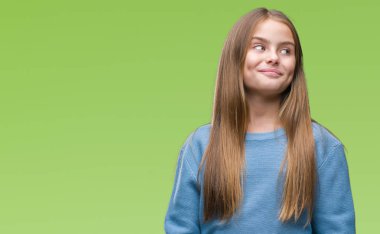 Görünümlü yan ve dik dik bakma uzağa düşünce gülümseyen izole arka plan üzerinde kış kazak giyen genç güzel kız.