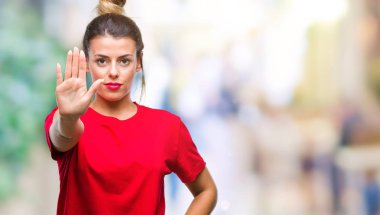 Genç güzel kadın izole arka stop yapıyor yüzünden elin avuç ile şarkı. Negatif ve ciddi bir jest yüz ifadesiyle uyarı.