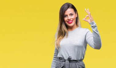 Genç güzel işçi iş kadını izole arka plan el ve parmaklar ok işaretiyle yapıyor olumlu gülümseyen üzerinde. Başarılı ifade.