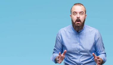 İzole arka plan korkuyor ve şok sürpriz ifade, korku ve heyecan yüz genç beyaz hipster adam.
