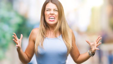 Genç güzel şık iş kadını izole arka plan çılgın ve kızgın bağırarak ve agresif ifade ve silah kaldırdı bağırıyor. Hayal kırıklığı kavramı.