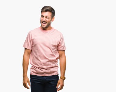 Genç yakışıklı adam seksi bir ifadeyle, neşeli ve mutlu yüzünü kameraya bakarak göz kırpıyor izole arka plan üzerinde.