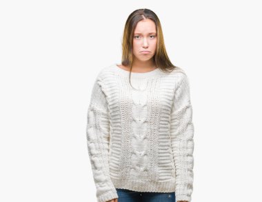 Kızgın ve korkmuş ağlıyor depresif izole arka plan üzerinde kış kazak ve sıkıntı, endişe giyen genç güzel beyaz kadın. Üzgün ifade.