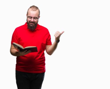 Gözlük takan ve izole arka tarafına el ve parmak ile işaret çok mutlu üzerine bir kitap okuma genç hipster adam