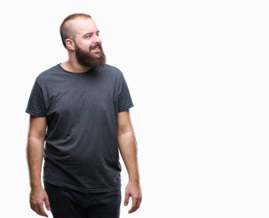 İzole arka plan uzak tarafına gülümseme ile yüzünde, doğal ifade seyir üzerinde genç beyaz hipster adam. Kendine güvenen gülüyor.