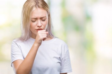 Genç Sarışın kadın hasta ve soğuk veya bronşit için semptom olarak öksürük duygu izole arka plan yüzünden. Sağlık kavramı.