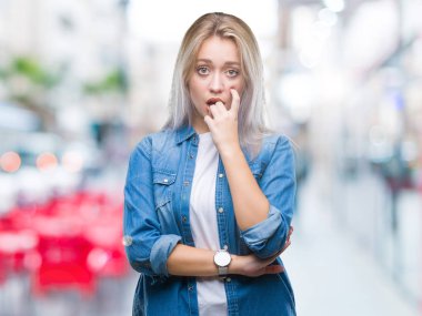 Genç Sarışın kadın yüzünden stresli ve gergin ile izole arka plan tırnak ısırma dudaklarından eller. Anksiyete sorunu.