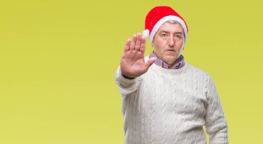 Üst düzey yakışıklı Noel şapka üzerinde arka plan elin avuç durağı şarkı yapıyor izole. Negatif ve ciddi bir jest yüz ifadesiyle uyarı.