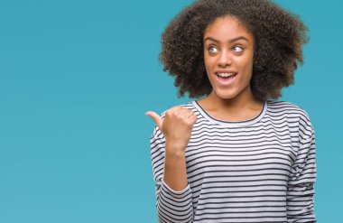 Genç afro Amerikalı kadın arıyorum ve başparmak yanında yukarıyı mutlu yüz ile gülümseyen izole arka plan üzerinde.