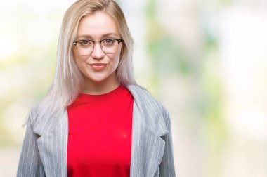 Yüzünde mutlu ve güzel bir gülümseme ile izole arka plan üzerinde moda ceket giyen genç sarışın iş kadın. Şanslı kişi.