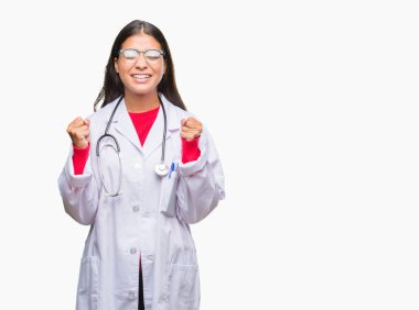 Zafer kutluyor gülümseyen izole arka kolları olan başarı için heyecanlı genç Arap doktor kadın kaldırdı. Kazanan kavramı.