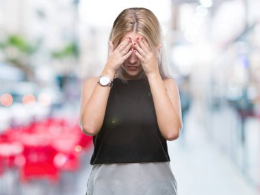 Genç Sarışın kadın ağlayarak süre elleriyle yüzünü kapsayan üzgün ifade ile izole arka plan yüzünden. Depresyon kavramı.