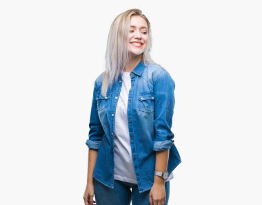 Genç Sarışın kadın uzak tarafına yüzünde, doğal ifade gülümseme ile seyir izole arka plan yüzünden. Kendine güvenen gülüyor.