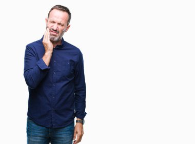 Orta yaş diş ağrısı veya dişlerde dişlerle ilgili hastalık nedeniyle ağız acı ifadesi ile el ile dokunmak izole arka plan üzerinde ağarmış komuta sizde. Diş hekimi kavramı.