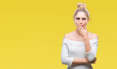 Genç güzel sarışın ve mavi gözlü kadın izole arka plan yüzünden esneme yorgun kapsayan ağız el ile sıkılmış. Restless ve uyku hali.