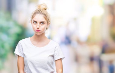 İzole arka plan yapma balık yüzüne dudaklı, çılgın ve komik bir jest beyaz t-shirt giyen genç güzel sarışın kadın. Komik ifade.