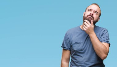 Çene düşünme hakkında soru, dalgın ifade üzerine el ile izole arka plan Genç beyaz hipster adam. Düşünceli yüzüyle gülümsüyor. Şüphe kavramı.