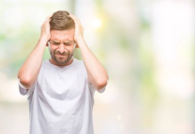 Yakışıklı delikanlı çünkü umutsuz ve stresli baş ağrısı acı izole arka plan üzerinde ağrı ve migren. Ellerini kafasına.