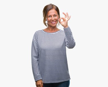 Gülümseyen izole arka plan üzerinde orta yaş İspanyol kadın kıdemli el ve parmaklar ok işaretiyle yapıyor olumlu. Başarılı ifade.