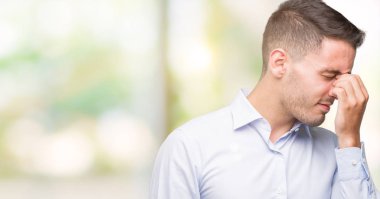 Yakışıklı genç işadamı burun ve göz yorgunluğu ve baş ağrısı duygu sürtünme yorgun. Stres ve hayal kırıklığı kavramı.