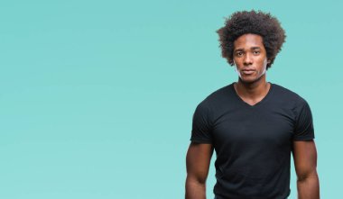 Yüzünde ciddi bir ifade ile izole arka plan üzerinde Afro Amerikalı adam. Basit ve doğal kameraya bakıyor.