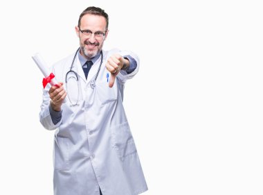 Kızgın yüz, eksi işareti aşağı antipati başparmak ile gösterilen, ret kavramı ile izole arka plan üzerinde derece sertifika tutan orta yaş üst düzey ağarmış Doktor adam